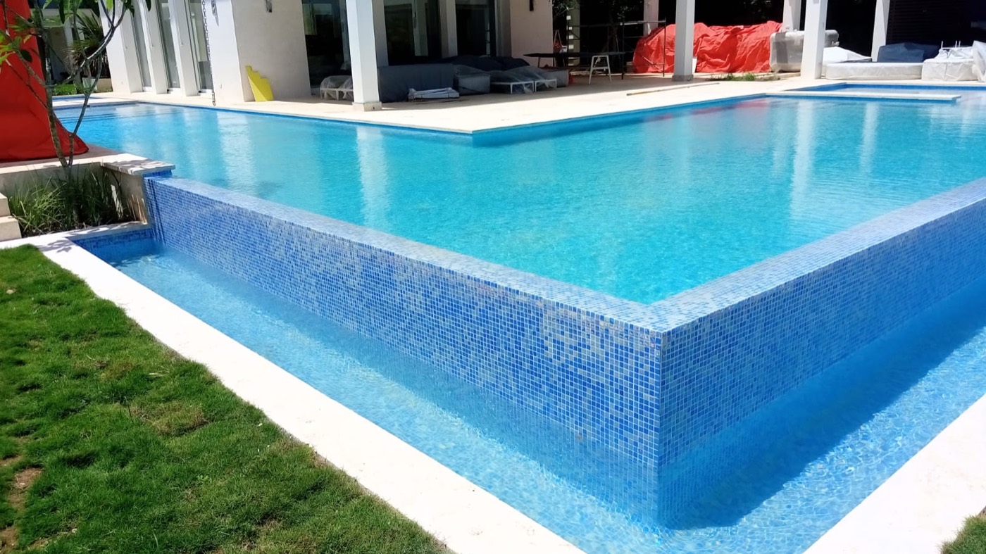 Piscina con desborde en mosaico azul