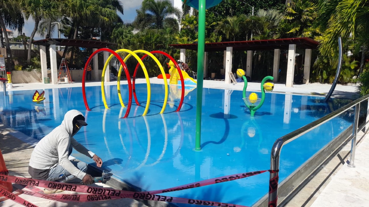 Piscina infantil temática con juegos de agua