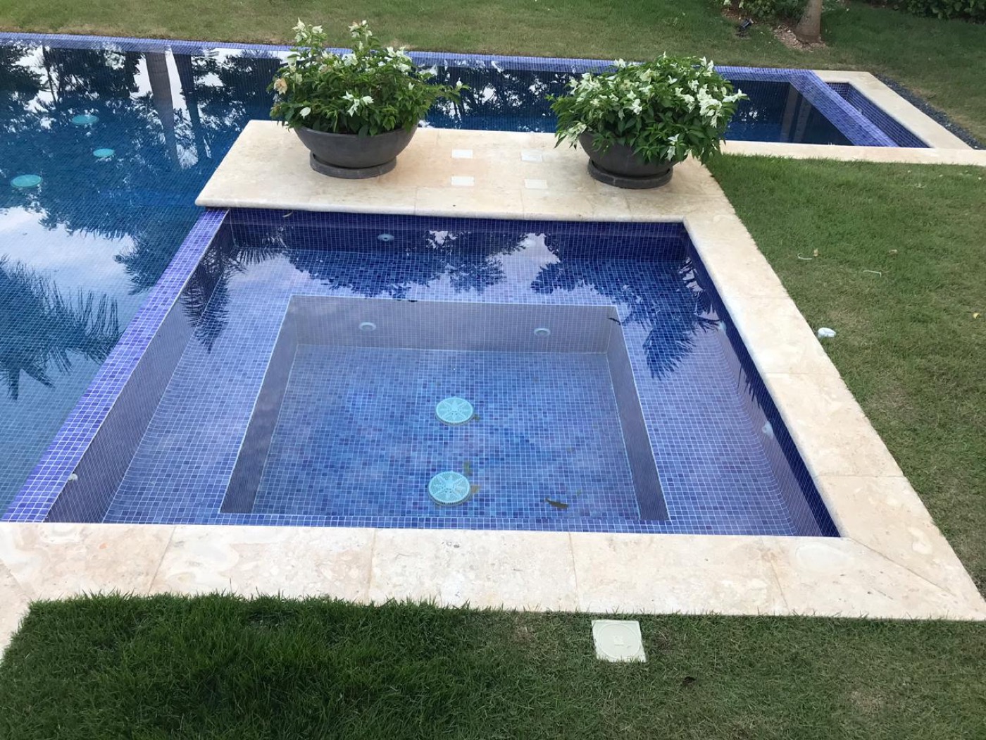 Jacuzzi elevado junto a piscina