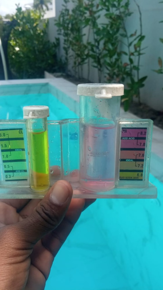 Prueba de cloro y pH del agua de la piscina