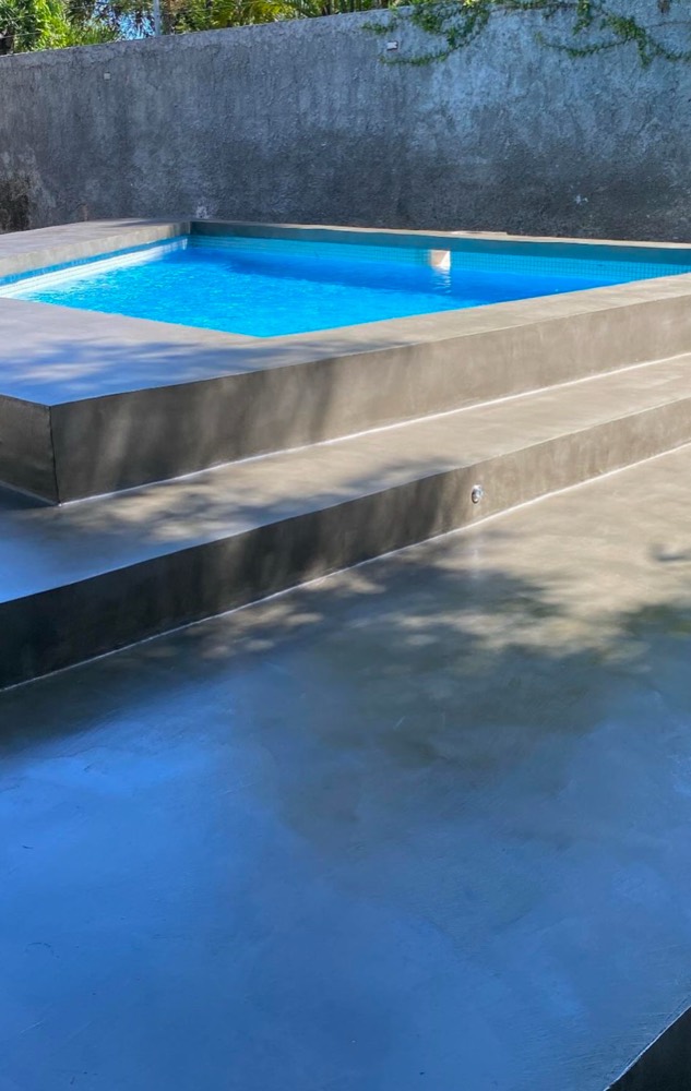 Piscina con terminación en microcemento