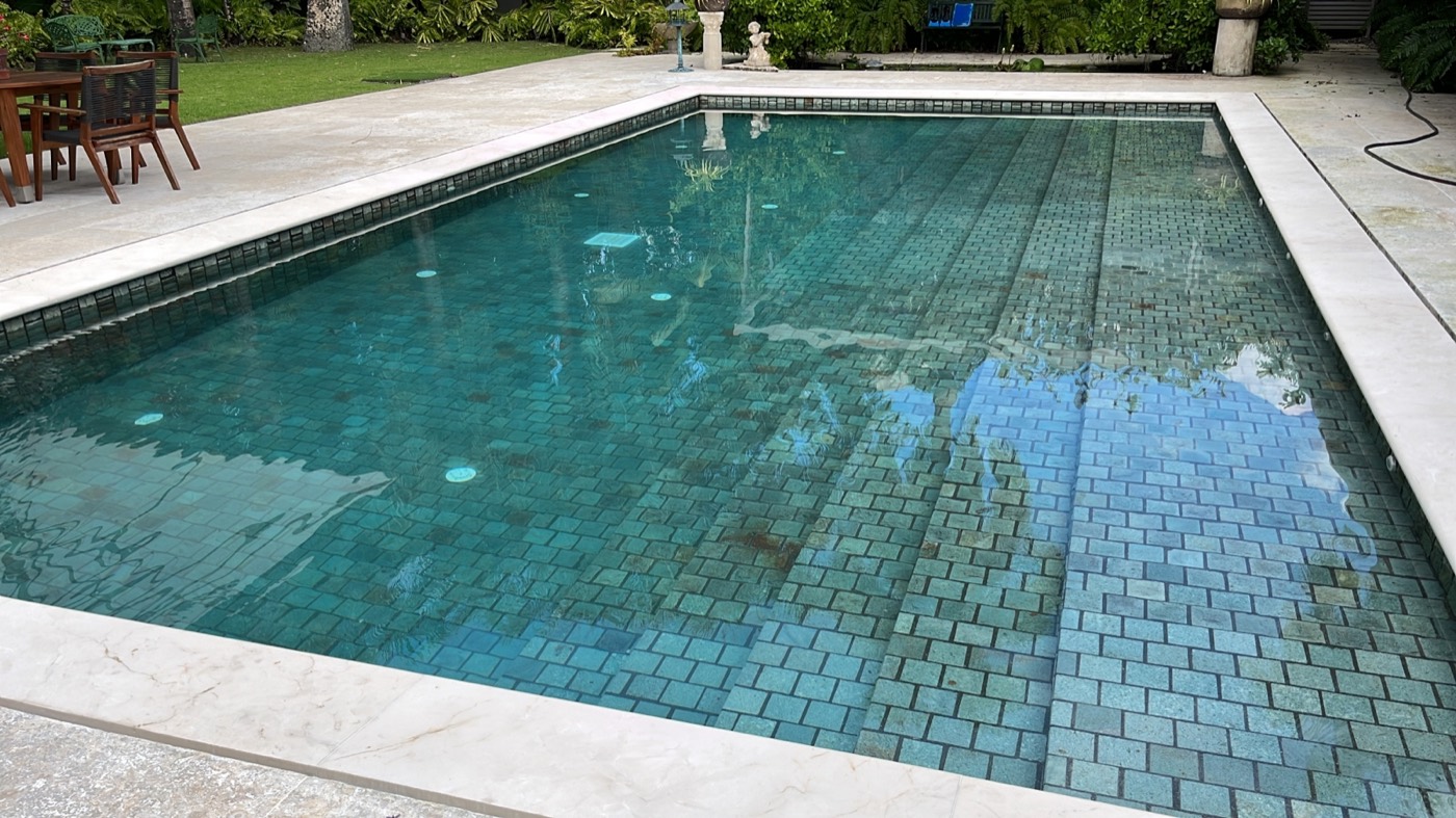 Piscina con agua cristalina y acabado en piedra