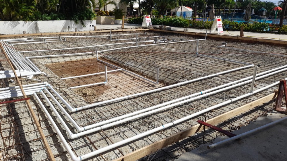Armado de acero y tuberías antes del hormigón