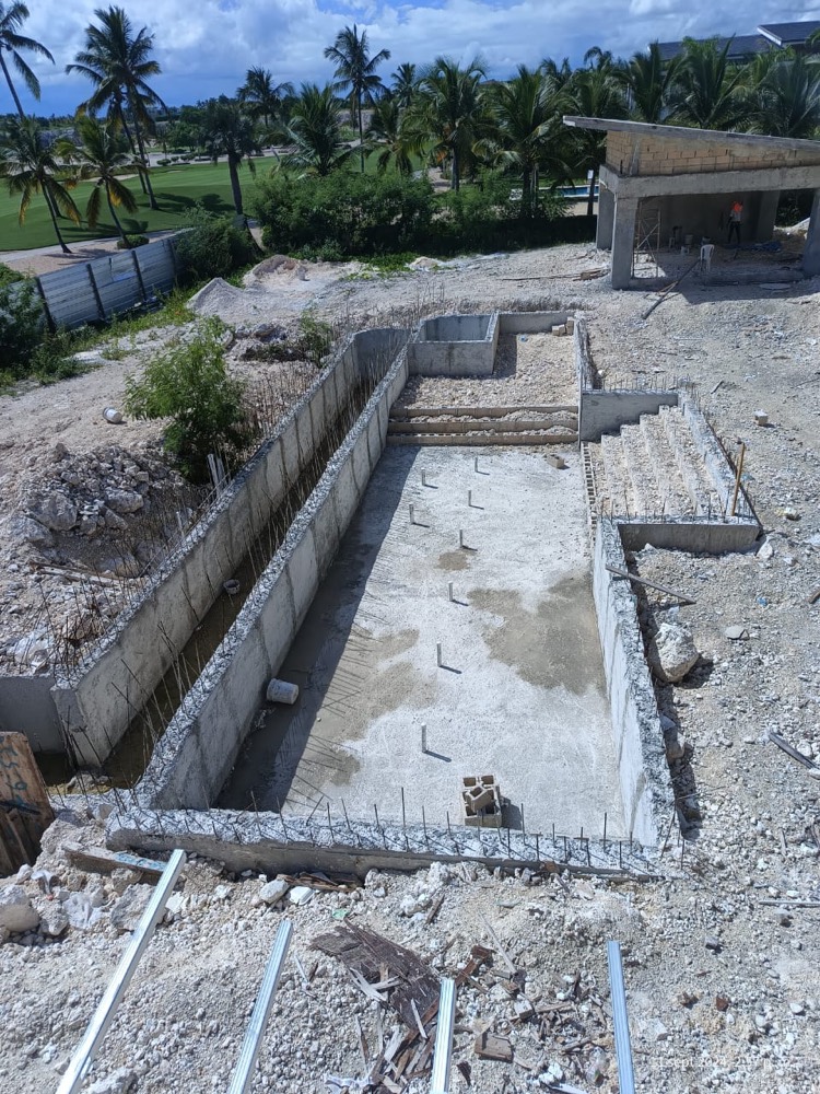 Excavación y muros de piscina en proceso