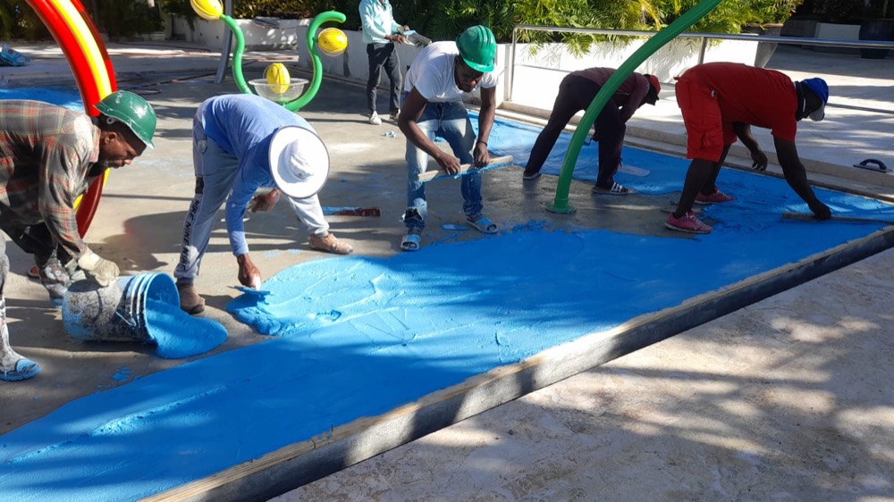 Equipo aplicando revestimiento en piscina