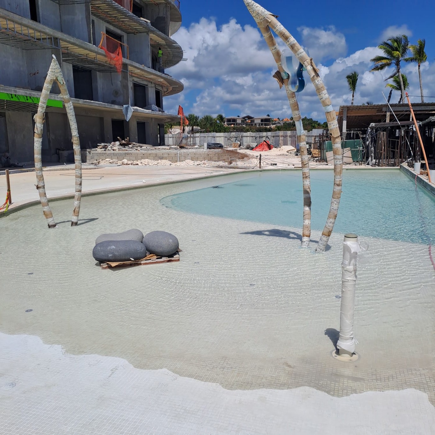 Piscina tipo playa en obra en hotel