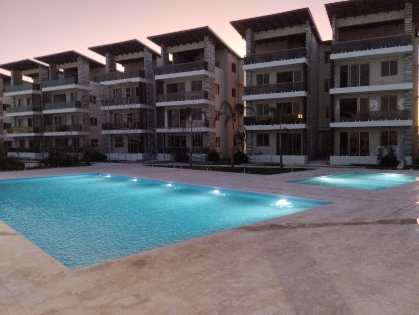 Piscina de residencial al atardecer