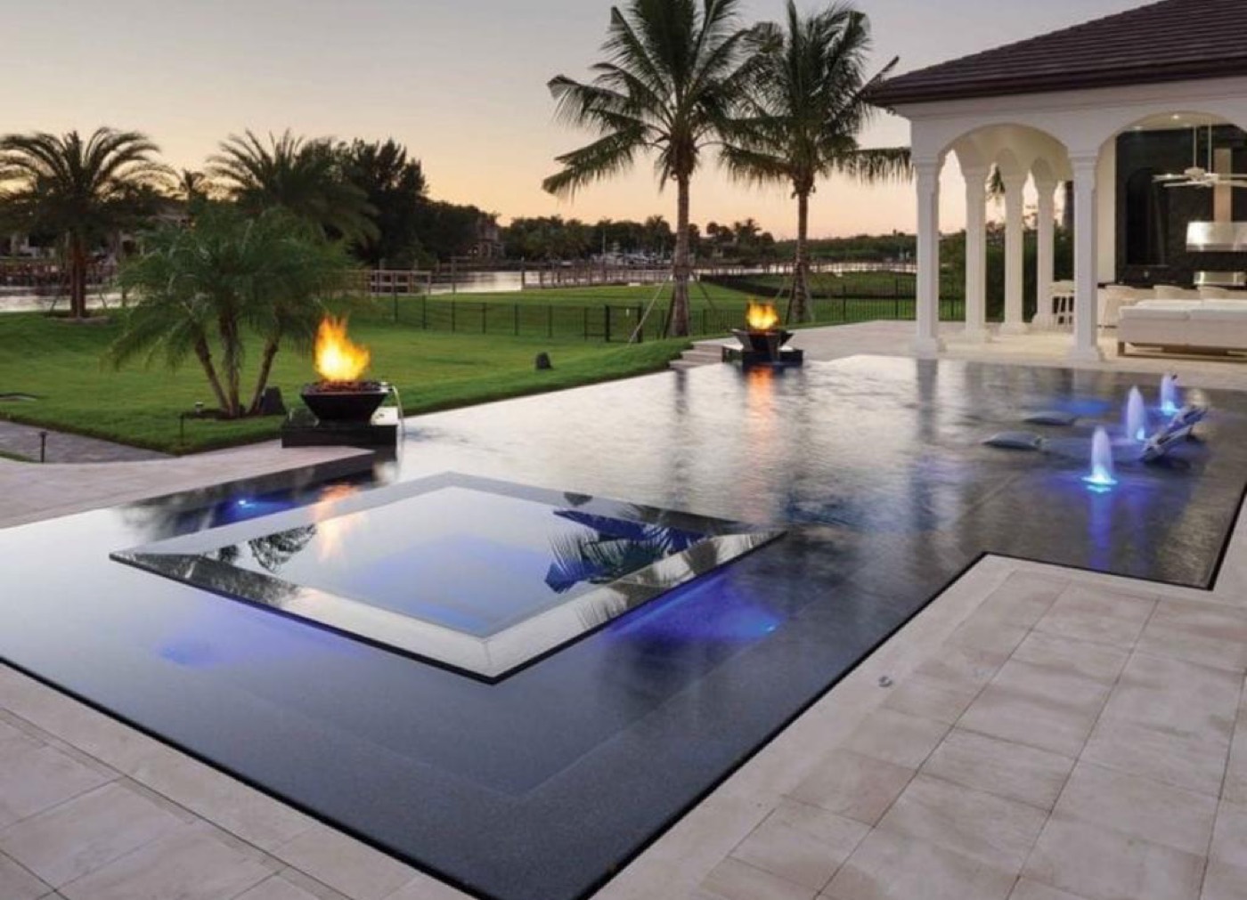 Piscina con fuego y jacuzzi al atardecer